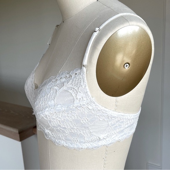 Coobie wireless white stretch lace bra w/back closure, size M, fits 34B - Picture 2 of 4